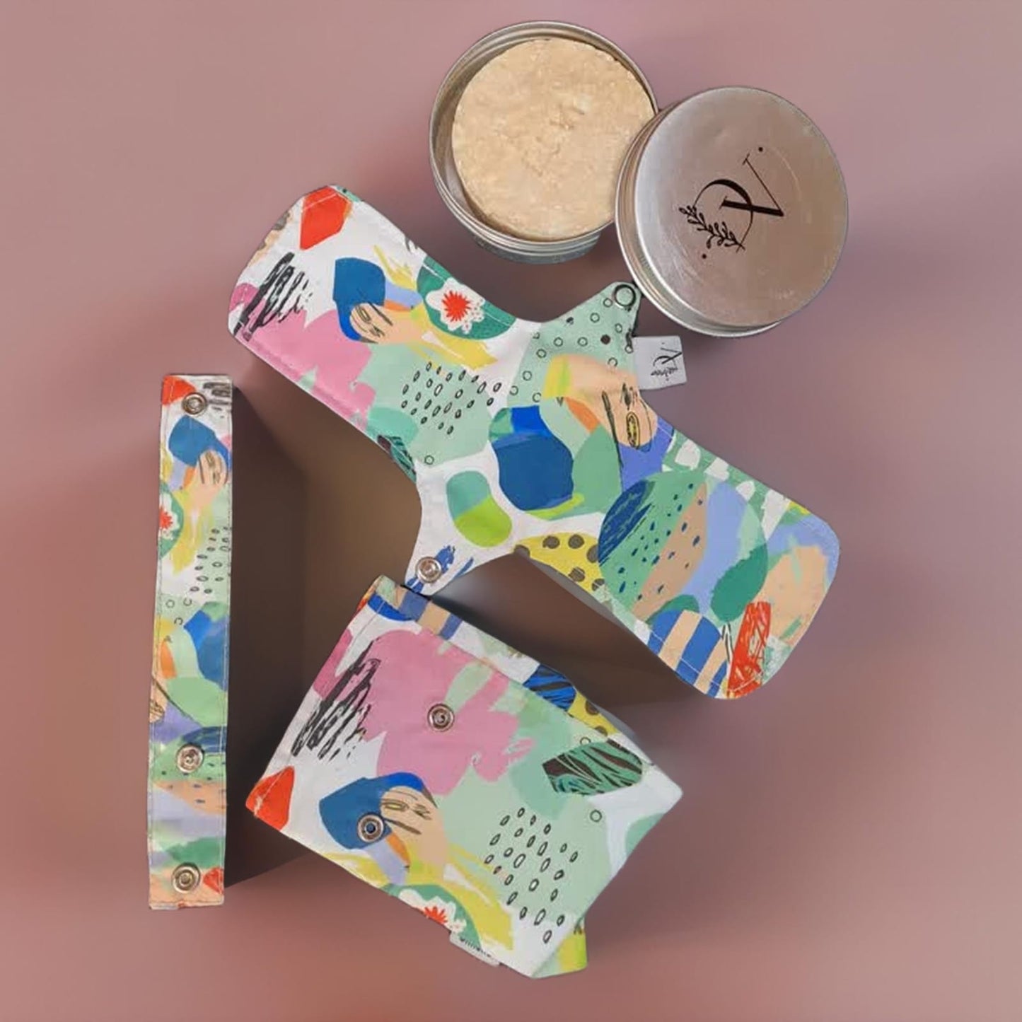 Pack menstruación consciente: Toallita reutilizable nocturna + jabón textil + bolsa impermeable + cinta de colgar