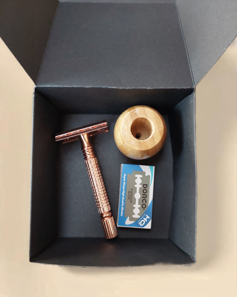 Pack “Depilación inicial”: Máquina de Afeitar + 10 Hojillas de Repuesto + Soporte de Bambú